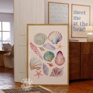 Könnte beinhalten: Eine Aquarell-Illustration verschiedener Muscheln in Rosa-, Lila-, Blau- und Grüntönen. Die Muscheln sind in einem zufälligen Muster auf einem weißen Hintergrund angeordnet. Der Text "meet me at the beach" ist im Hintergrund sichtbar.