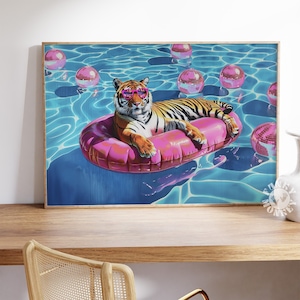 Peut inclure: Un tigre portant des lunettes de soleil roses flotte sur une bouée gonflable rose dans une piscine bleue avec des boules disco.