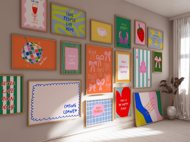 Puede incluir: Una colecci&oacute;n de impresiones art&iacute;sticas enmarcadas con varios dise&ntilde;os y texto, incluyendo una bola de discoteca, lazos y las frases "Cool People Live Here" y "This is My Happy Place." Los marcos son de color madera clara.