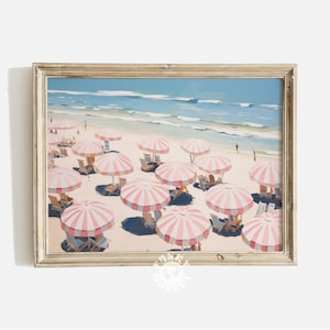 Impression de plage, parapluies roses rétro sur la plage, décoration esthétique d'appartement d'université girly, peinture côtière rose vintage, affiche d'été numérique