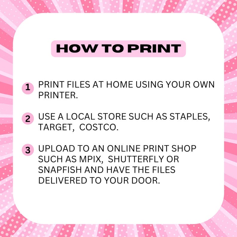Op de afbeelding: Roze en witte afbeelding met een zwarte titel "HOE TE PRINTEN" en drie genummerde stappen voor het afdrukken van bestanden thuis, met behulp van een lokale winkel of het uploaden naar een online printshop.