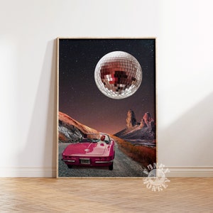 Retrokollagetryck, surrealistiskt konsttryck, discokula med måne i öknen, funky väggkonst, surrealism, trendig väggkonst, digitala tryck bild 3