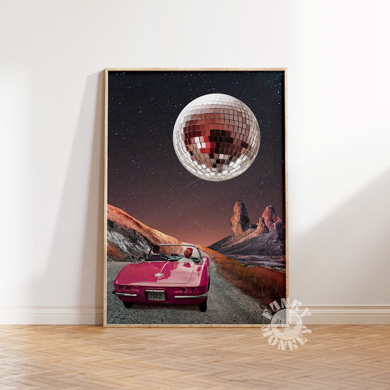 Retrokollagetryck, surrealistiskt konsttryck, discokula med måne i öknen, funky väggkonst, surrealism, trendig väggkonst, digitala tryck bild 3