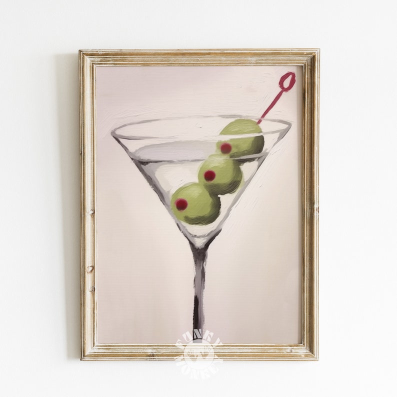 Peut inclure: Une peinture d'un verre &agrave; martini avec trois olives vertes et un cure-dent rouge. Le verre est rempli d'un liquide clair et l'arri&egrave;re-plan est de couleur rose p&acirc;le.