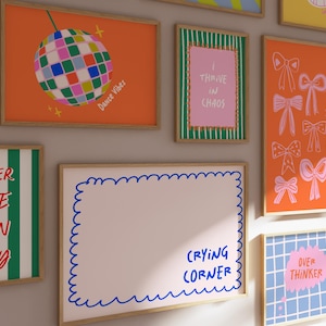 Puede incluir: Una colecci&oacute;n de impresiones art&iacute;sticas enmarcadas con varios dise&ntilde;os y texto. Una impresi&oacute;n presenta una bola de discoteca con las palabras "Dance Vibes". Otra dice "Better Late Than Ugly". Otras impresiones incluyen "I Thrive in Chaos", lazos, "Crying Corner" y "Over Thinker".