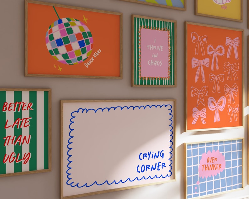 Puede incluir: Una colecci&oacute;n de impresiones art&iacute;sticas enmarcadas con varios dise&ntilde;os y texto. Una impresi&oacute;n presenta una bola de discoteca con las palabras "Dance Vibes". Otra dice "Better Late Than Ugly". Otras impresiones incluyen "I Thrive in Chaos", lazos, "Crying Corner" y "Over Thinker".