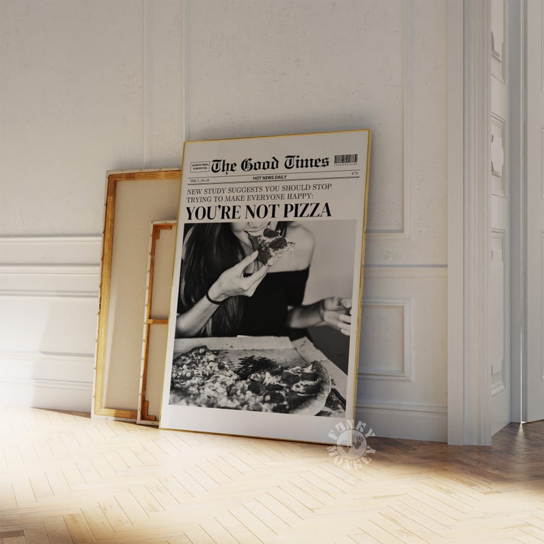 Peut inclure: Impression d'un journal en noir et blanc avec le titre "The Good Times" et le texte "NEW STUDY SUGGESTS YOU SHOULD STOP TRYING TO MAKE EVERYONE HAPPY: YOU'RE NOT PIZZA". Une femme mange une part de pizza.