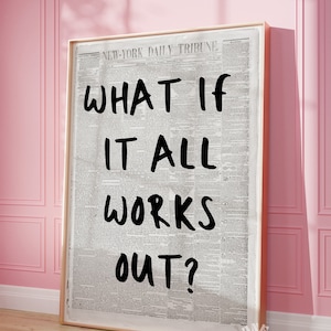 Op de afbeelding: Een ingelijst print met een vintage krantenachtergrond met de tekst "WHAT IF IT ALL WORKS OUT?" in zwarte letters.