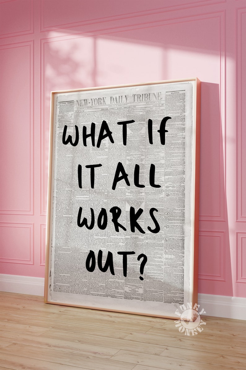 Op de afbeelding: Een ingelijst print met een vintage krantenachtergrond met de tekst "WHAT IF IT ALL WORKS OUT?" in zwarte letters.
