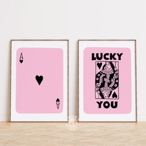 Trendy Pink Lucky You stampa set di 2, poster di carte da gioco retrò, regina di cuori, carta asso stampabile, arte della parete funky, stampe digitali