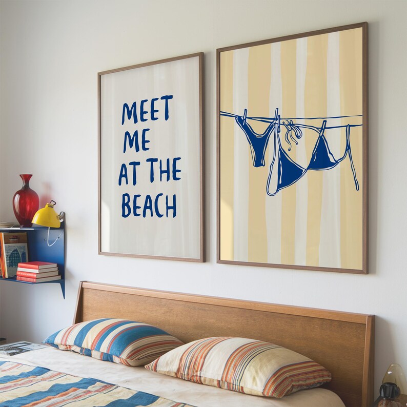 Marineblauwe kustmuurkunst set van 2 prints, blauwgele bikini zomerposter, Meet Me At The Beach afdrukbare, digitale print, preppy trendy poster afbeelding 5
