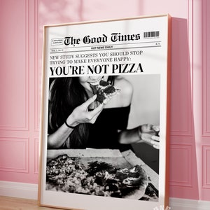 Peut inclure: Impression d'un journal en noir et blanc avec le titre "The Good Times: Hot News Daily" et le texte "Nouvelle &eacute;tude sugg&egrave;re que vous devriez arr&ecirc;ter d'essayer de rendre tout le monde heureux : Vous n'&ecirc;tes pas une pizza". Une femme mange une part de pizza sur la photo.