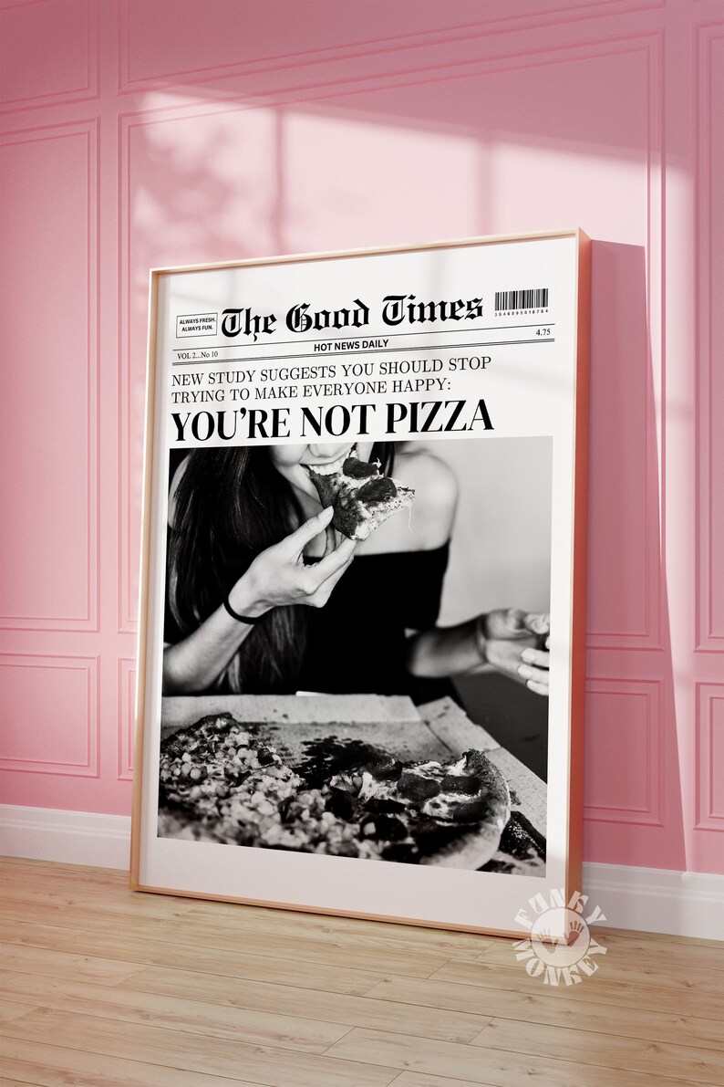 Peut inclure: Impression d'un journal en noir et blanc avec le titre "The Good Times: Hot News Daily" et le texte "Nouvelle &eacute;tude sugg&egrave;re que vous devriez arr&ecirc;ter d'essayer de rendre tout le monde heureux : Vous n'&ecirc;tes pas une pizza". Une femme mange une part de pizza sur la photo.