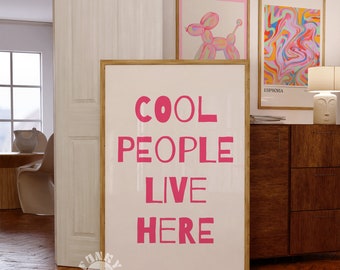Cartel de dicho de moda rosa, gente genial vive aquí impresión, arte imprimible retro, impresión digital, cartel de tipografía, decoración de dormitorio