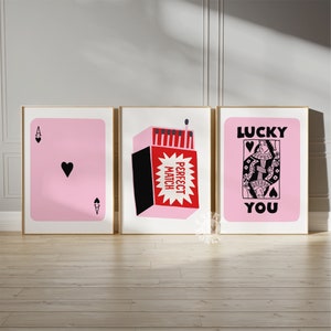 Trendy Pink Lucky You stampa set di 3, poster di carte da gioco retrò, regina di cuori, poster di fiammiferi, carta asso, stampe digitali funky