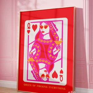 Carta da gioco Regina di cuori, stampa artistica da parete funky rosa rosso, arredamento stampabile per dormitorio preppy, stampa retrò di arte massimalista estetica della camera Y2K