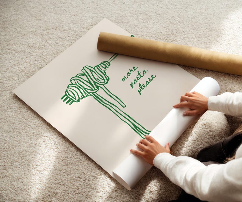 Peut inclure: Une affiche blanche avec une illustration verte de p&acirc;tes et le texte "more pasta please". Une personne roule l'affiche.