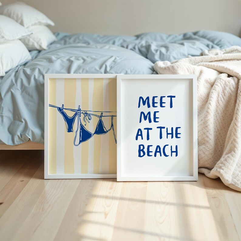 Marineblauwe kustmuurkunst set van 2 prints, blauwgele bikini zomerposter, Meet Me At The Beach afdrukbare, digitale print, preppy trendy poster afbeelding 2