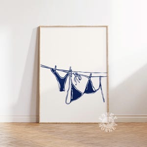 Navy Bikini Letni nadruk, Niebieski nadmorski dziewczęcy nadruk, Preppy Estetyka, Plażowa sztuka do druku, Modna sztuka ścienna do pokoju w akademiku, Wydruk cyfrowy zdjęcie 2