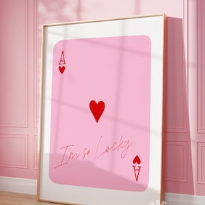 Stampa Sono così fortunato, Arte da parete alla moda, Poster preppy, Poster di carte da gioco rosa rosse, Sindrome della ragazza fortunata, Asso di cuori retrò, Stampe digitali