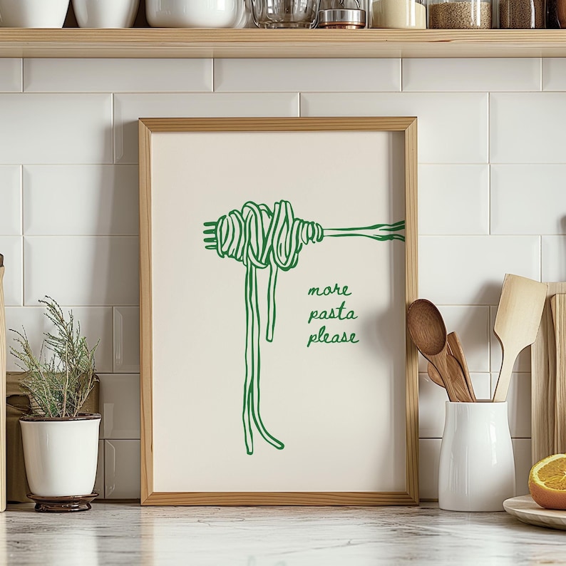 Peut inclure: Une impression encadr&eacute;e blanche avec un dessin au trait vert d'une fourchette avec un paquet de p&acirc;tes dessus. Le texte "more pasta please" est &eacute;crit sous les p&acirc;tes.