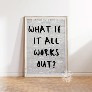 Op de afbeelding: Zwart-witte printbare wandkunst met de tekst "WHAT IF IT ALL WORKS OUT?" gedrukt op een vintage krantenachtergrond.