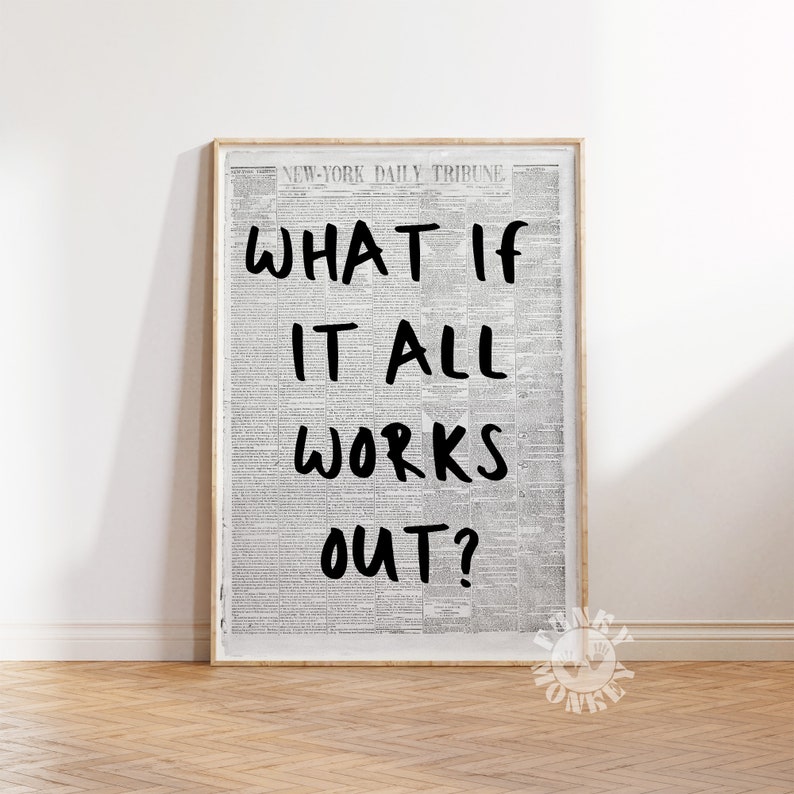 Op de afbeelding: Zwart-witte printbare wandkunst met de tekst "WHAT IF IT ALL WORKS OUT?" gedrukt op een vintage krantenachtergrond.