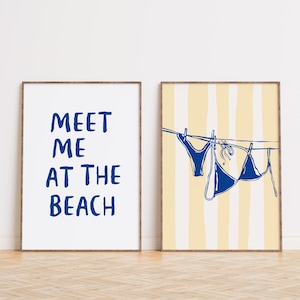 Marineblauwe kustmuurkunst set van 2 prints, blauwgele bikini zomerposter, Meet Me At The Beach afdrukbare, digitale print, preppy trendy poster afbeelding 1