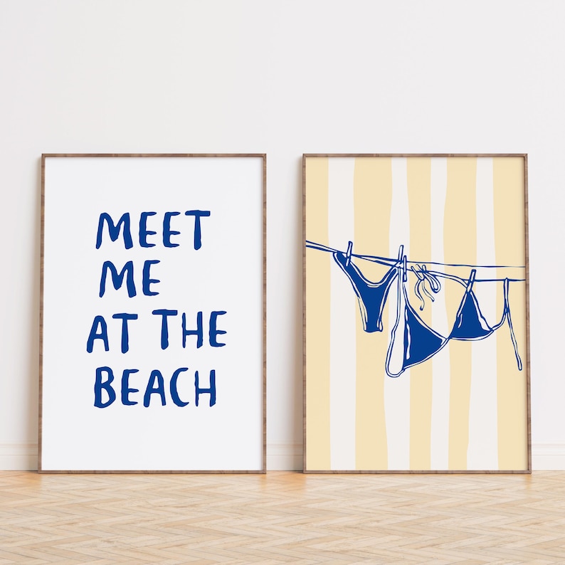 Marineblauwe kustmuurkunst set van 2 prints, blauwgele bikini zomerposter, Meet Me At The Beach afdrukbare, digitale print, preppy trendy poster afbeelding 1