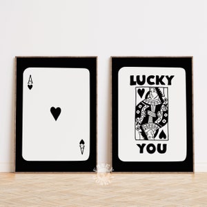 Zestaw 2 wydruków kart do gry Lucky You, modna sztuka ścienna, plakat z kartami do gry w stylu retro Queen of Hearts, cyfrowe wydruki kart Ace, odjechana sztuka ścienna