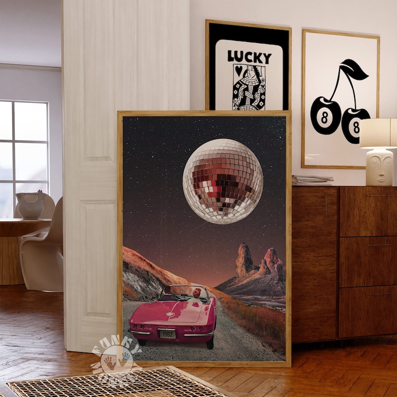 Retrokollagetryck, surrealistiskt konsttryck, discokula med måne i öknen, funky väggkonst, surrealism, trendig väggkonst, digitala tryck bild 1