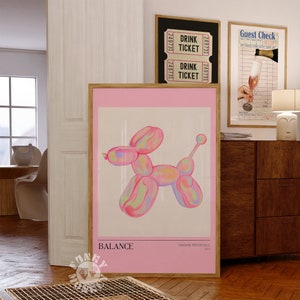 Puede incluir: Un p&oacute;ster rosa con una ilustraci&oacute;n de dibujos animados de un animal de globo con forma de perro. El perro est&aacute; hecho de globos rosas, azules, verdes y amarillos. El p&oacute;ster tiene la palabra "BALANCE" en texto negro en la parte inferior y el texto "Gallery Richibition" en texto negro m&aacute;s peque&ntilde;o debajo.