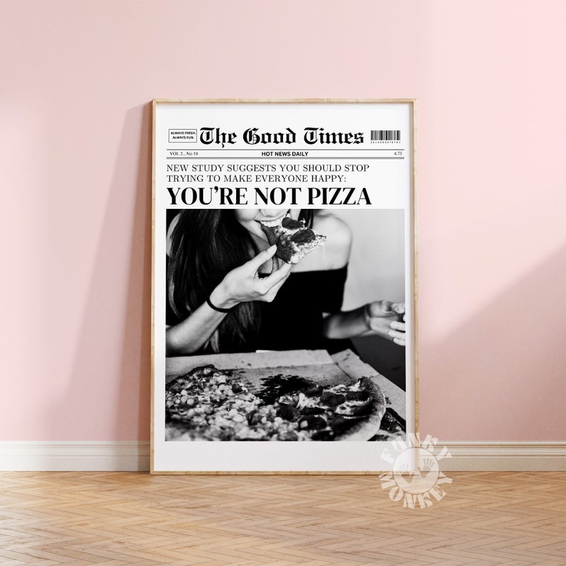Peut inclure: Impression d'un journal en noir et blanc avec le titre "NEW STUDY SUGGESTS YOU SHOULD STOP TRYING TO MAKE EVERYONE HAPPY: YOU'RE NOT PIZZA". Une femme mange une part de pizza.