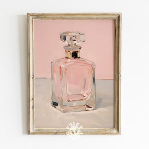 Könnte beinhalten: Ein Gemälde einer durchsichtigen Glasflasche mit einer rosa Flüssigkeit darin. Die Flasche hat einen kristallartigen Stopfen und ein goldenes Band um den Hals. Die Flasche steht auf einer hellgrauen Oberfläche vor einem rosa Hintergrund.