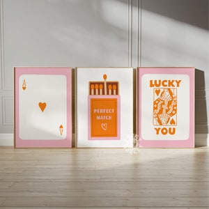 Trendy Lucky You Print Set di 3, Carte da gioco retrò rosa arancioni, Regina di cuori, Poster Matchbook, Carta asso, Stampe digitali funky