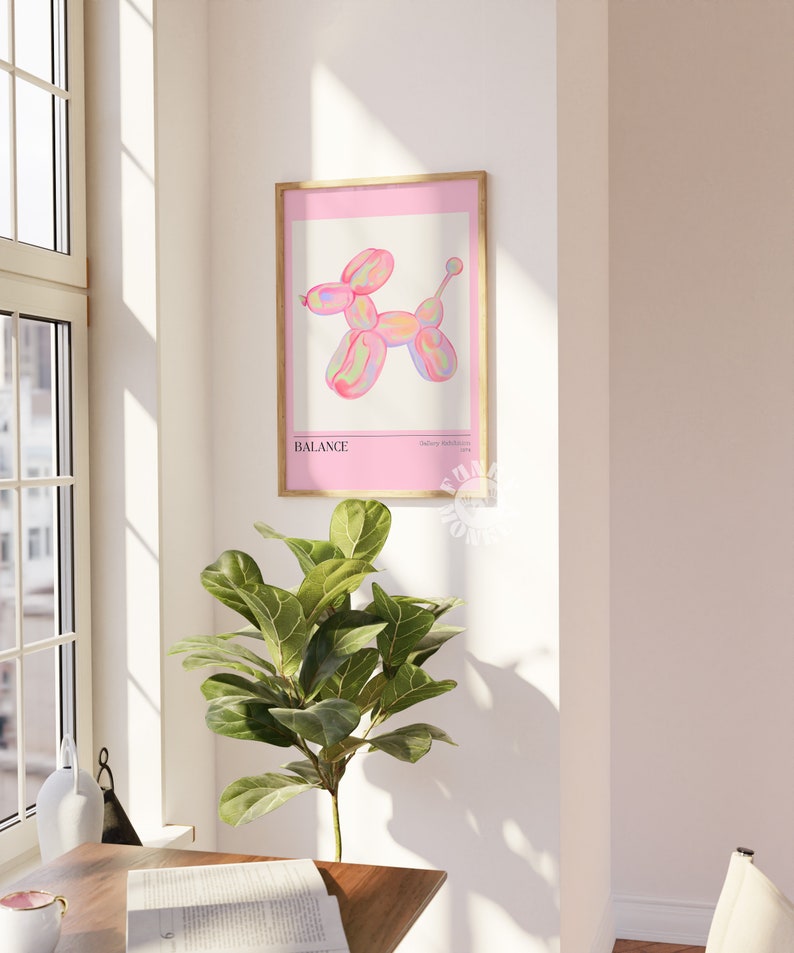 Puede incluir: Una impresi&oacute;n enmarcada con un fondo rosa que presenta un animal de globo de colores con forma de perro. El texto "BALANCE" est&aacute; impreso en negro en la parte inferior de la impresi&oacute;n.