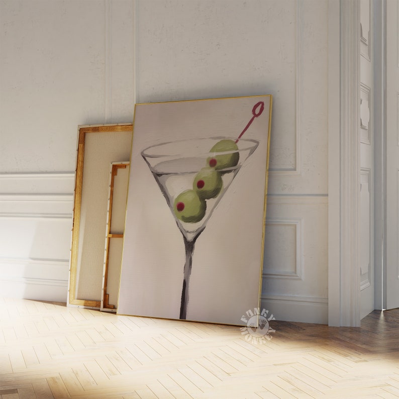 Peut inclure: Une peinture d'un verre &agrave; martini avec trois olives vertes sur un cure-dent. Le verre est rempli d'un liquide clair et l'arri&egrave;re-plan est de couleur beige clair.