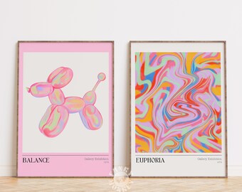 Pode incluir: Duas impressões artísticas emolduradas. Uma apresenta uma ilustração de cão balão rosa com a palavra "BALANCE" abaixo. A outra impressão tem um design abstrato colorido e rodopiante com a palavra "EUPHORIA". Ambas estão em molduras de madeira.