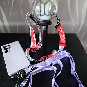 Llavero/correa para teléfono/lightstick cruzado para concierto de K-Pop: cordón para teléfono morado/rojo inspirado en la gira Arirang, calcomanía, placa de identificación hecha por fans.