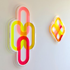 Neon Links 3D Wall Art | Modern Interlocking Design | Vibrant Acrylic Home Decor | Contemporary Abstract Sculpture