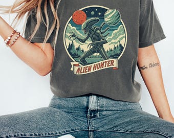 Vintage Xenomorph Alien Shirt - Retro Sci-Fi Horror Art Tee - Nostalgic Outer Space Graphic - Distressed Movie Fan Aesthetic Gift