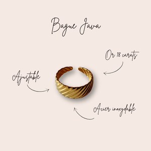 K&ouml;nnte beinhalten: Goldfarbener, verstellbarer Ring mit strukturiertem Design. Der Ring ist aus 18 Karat Gold und Edelstahl. Bague Java.
