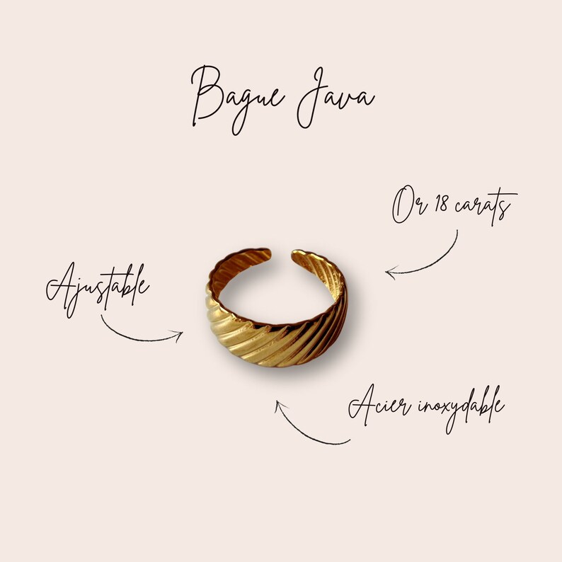 K&ouml;nnte beinhalten: Goldfarbener, verstellbarer Ring mit strukturiertem Design. Der Ring ist aus 18 Karat Gold und Edelstahl. Bague Java.