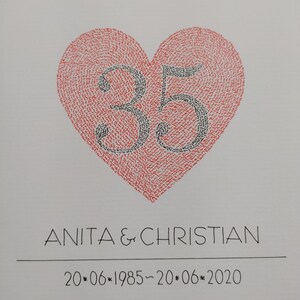 Op de afbeelding: Een witte afbeelding met een groot rood hart dat is opgebouwd uit kleine herhaalde tekst. In het midden van het hart staat het getal 35 in een zwarte kleur. Onder het hart staat ANITA & CHRISTIAN, gevolgd door de datum 20*06*1985~20*06*2020.