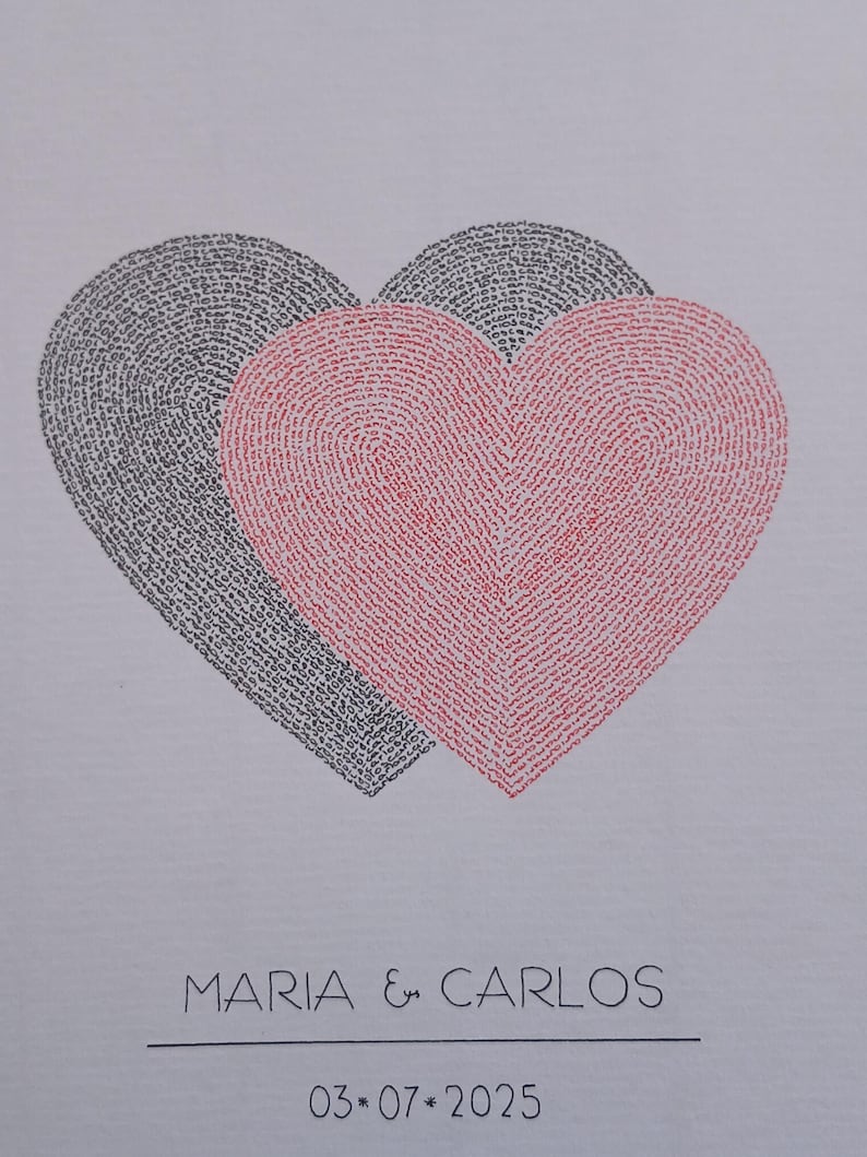Op de afbeelding: Een witte print met twee overlappende harten, één in zwart en één in rood, beide opgebouwd uit kleine, herhalende tekst. Onder de harten staat de tekst MARIA & CARLOS, gevolgd door de datum 03*07*2025 op een aparte regel.