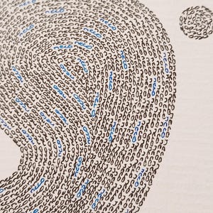 detail van babyvoetje gemaakt met handgeschreven woorden in zwart met blauw.