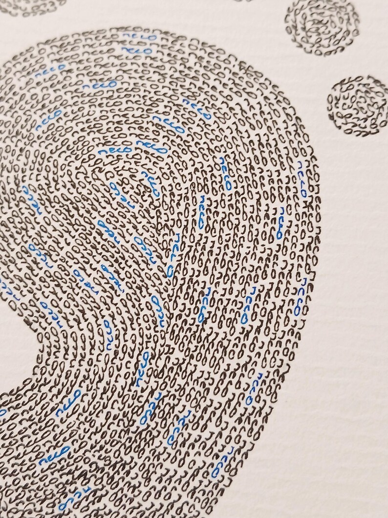 detail van babyvoetje gemaakt met handgeschreven woorden in zwart met blauw.