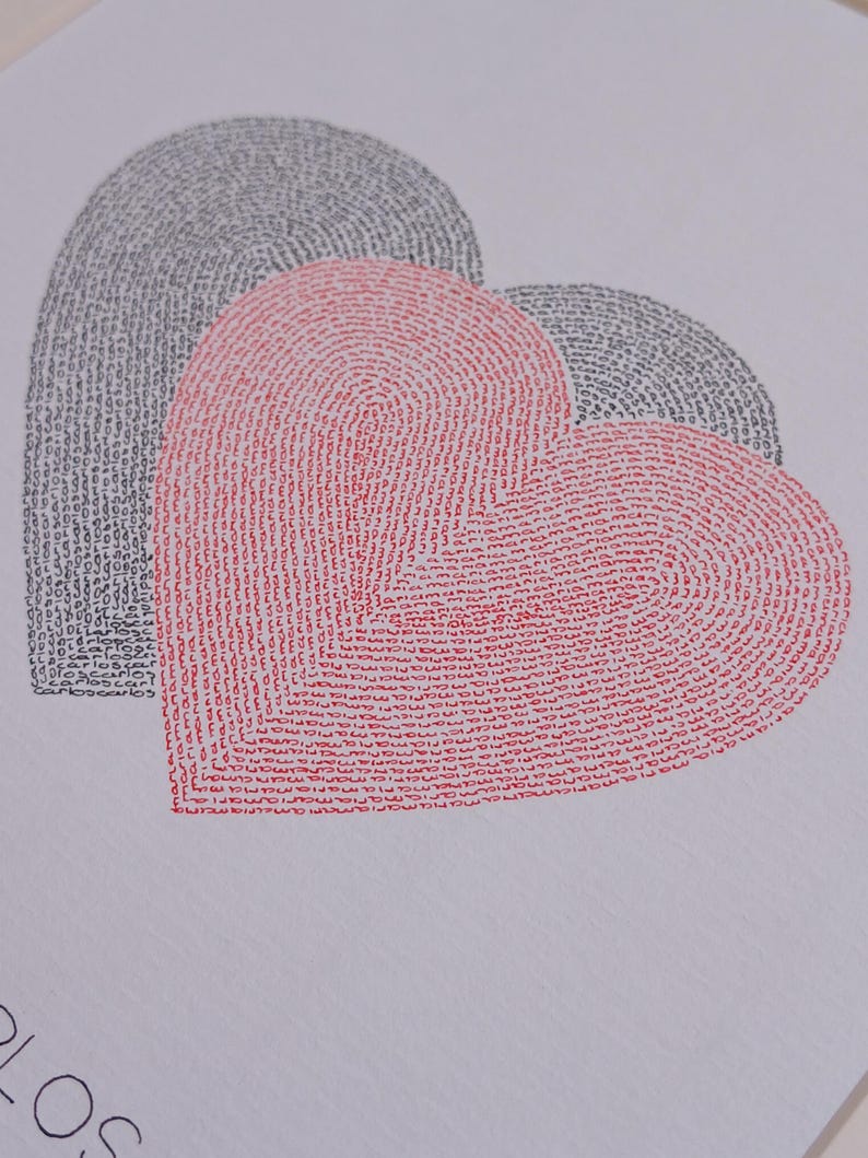 Op de afbeelding: Een afbeelding met twee overlappende hartvormen gevormd door herhalende tekst. Het linkerhart is samengesteld uit de herhaalde naam Carlos in zwarte inkt, terwijl het grotere rechterhart is samengesteld uit de naam Maria in rode inkt.