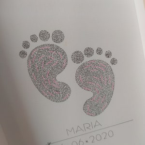 Może przedstawiać: Biały wydruk przedstawiający dwa odciski st&oacute;p niemowlęcia, złożone z powtarzającego się imienia Maria w czarnym i r&oacute;żowym tuszu. Pod odciskami znajduje się imię MARIA wydrukowane czarnymi wielkimi literami oraz data 16*06*2020 z małą ikoną kokardki.