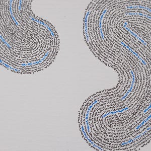 detailfoto van twee babyvoetjes gemaakt met handgeschreven woorden.